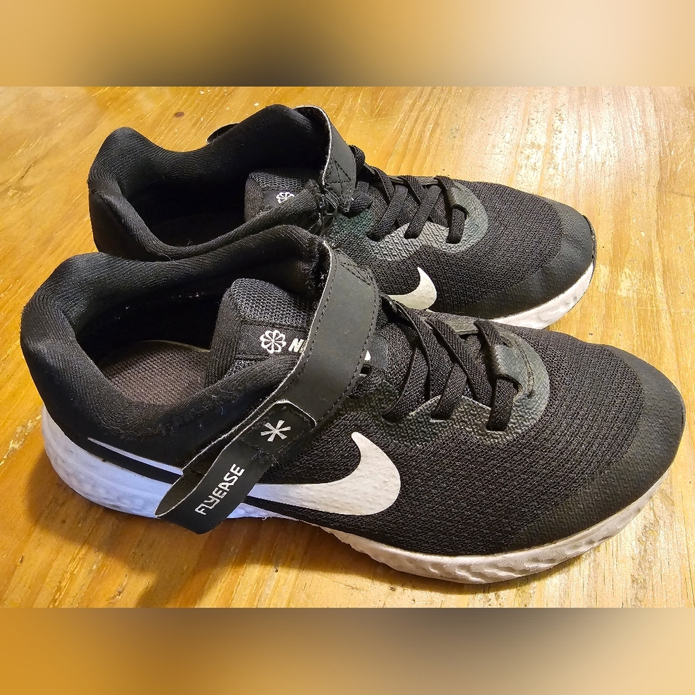 Nike Revolution 6 FlyEase Big Kids Size 6 WIDE